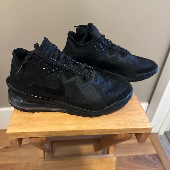 Nike Men\'s LaBron 18 low basketball shoes size 8